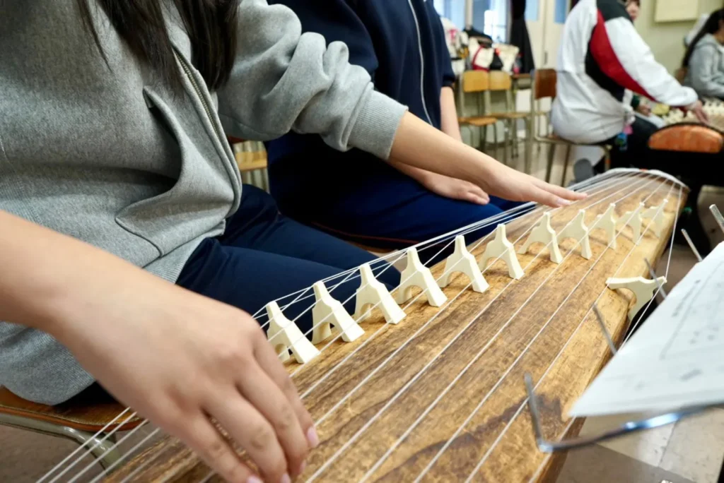 羽島北高校でのお箏体験教室202511