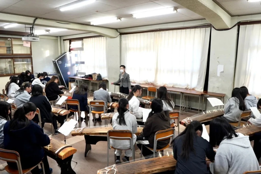 羽島北高校でのお箏体験教室202511
